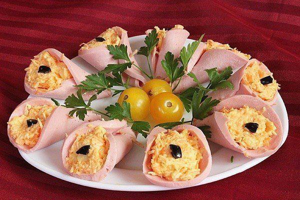 Закуска из колбасы и сыра Закуска из колбасы и сыра