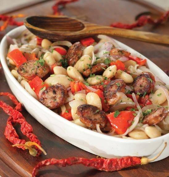 Белая фасоль, запеченная с красным перцем и острыми колбасками Белая фасоль, запеченная с красным перцем и острыми колбасками