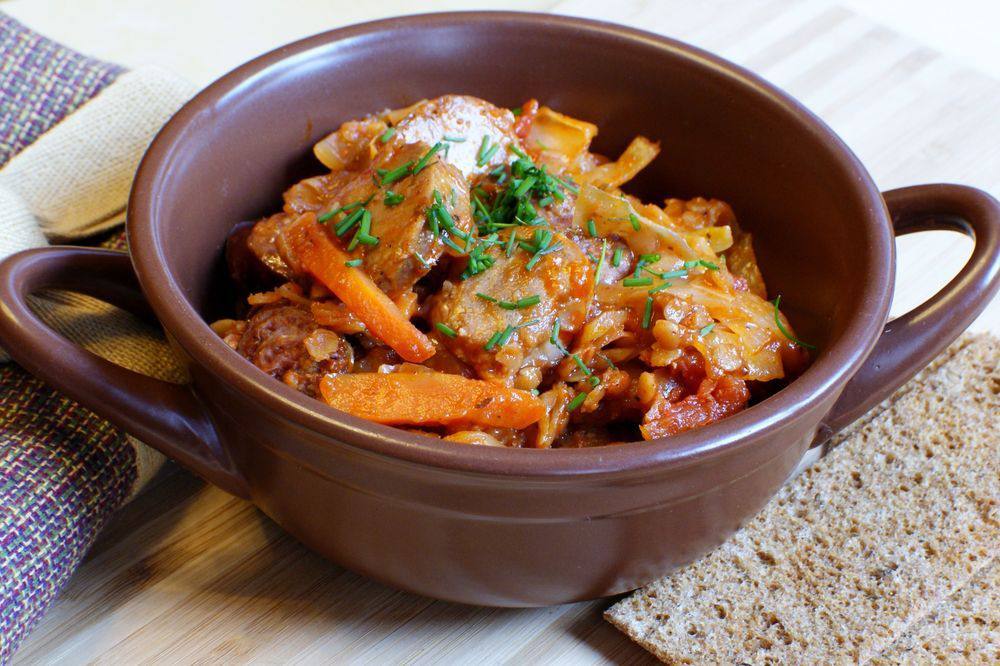 Горшочки с капустой, чечевицей и колбасками Горшочки с капустой, чечевицей и колбасками