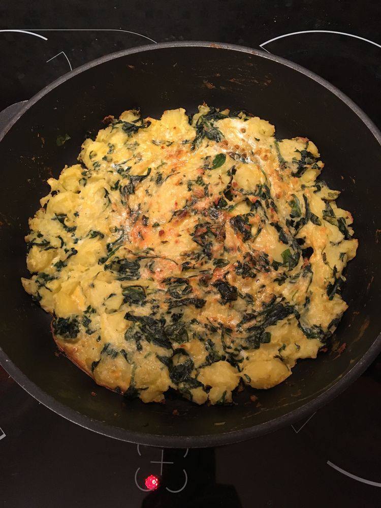 Картофельная запеканка с чесноком и шпинатом Картофельная запеканка с чесноком и шпинатом