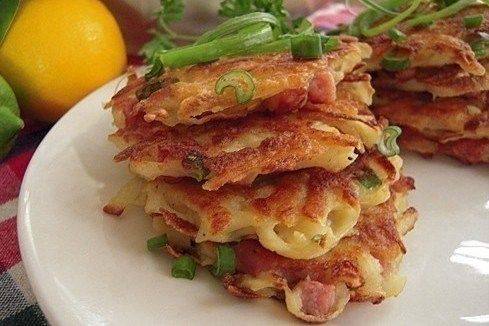 Картофельные драники с колбасой Картофельные драники с колбасой