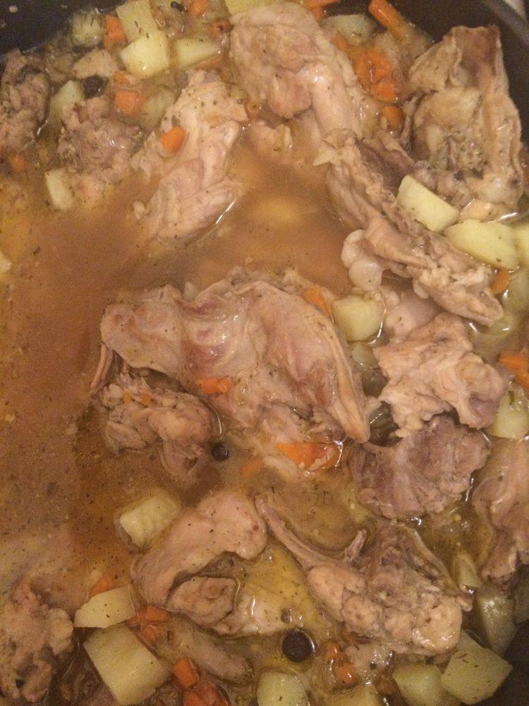 Кролик, тушеный с овощами и картофелем Кролик, тушеный с овощами и картофелем