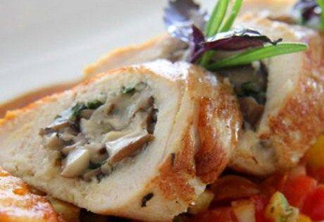 Куриные грудки, фаршированные грибами, в сливках и вине с шафраном Куриные грудки, фаршированные грибами, в сливках и вине с шафраном