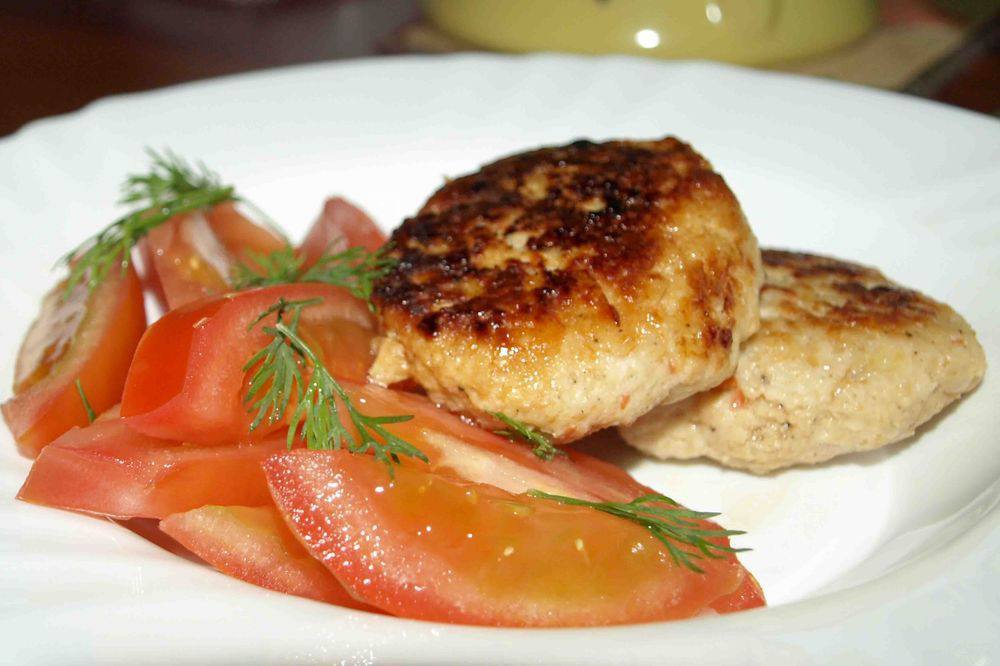 Куриные котлеты с помидорами Куриные котлеты с помидорами