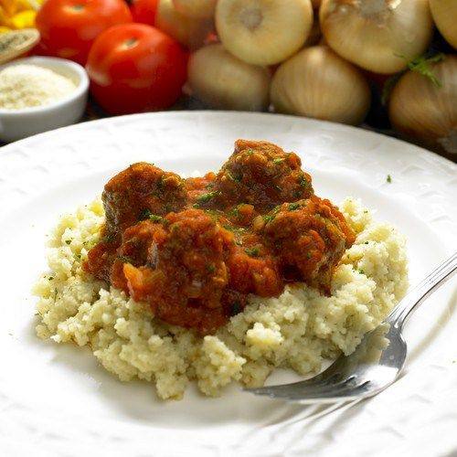 Кускус с рагу из баранины и томатным соусом с лепестками роз Кускус с рагу из баранины и томатным соусом с лепестками роз