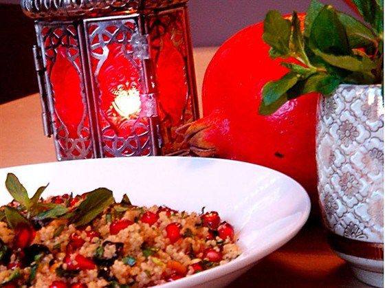 Кускус с зернами граната, кедровыми орешками, изюмом и йогуртом Кускус с зернами граната, кедровыми орешками, изюмом и йогуртом