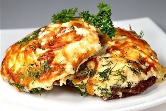 Мясо под апельсином и яблоком, запеченное с сыром и майонезом Мясо под апельсином и яблоком, запеченное с сыром и майонезом