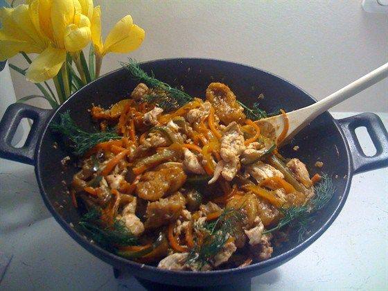 Отварная курица с соусом из овощей и клецками, жареными в китайской смеси пяти пряностей Отварная курица с соусом из овощей и клецками, жареными в китайской смеси пяти пряностей