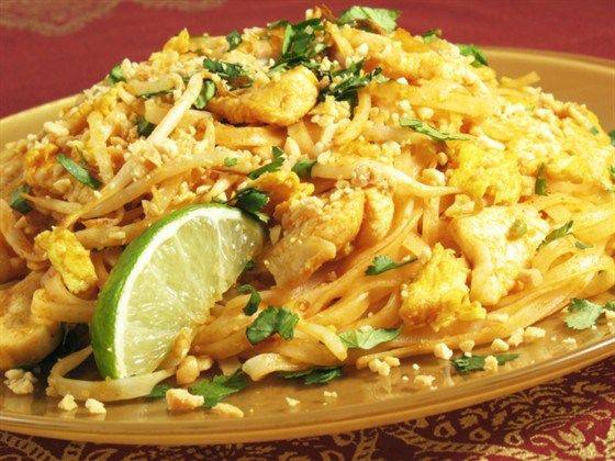 Рисовая лапша с куриным филе и кабачками в арахисовом соусе Рисовая лапша с куриным филе и кабачками в арахисовом соусе