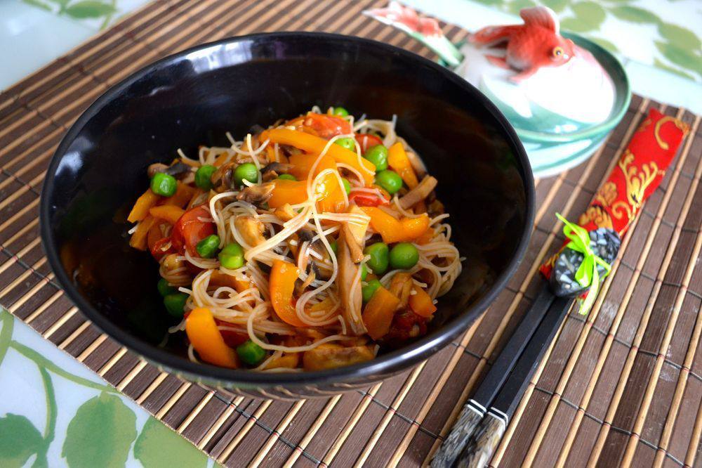 Рисовая лапша с овощами и соусом терияки Рисовая лапша с овощами и соусом терияки