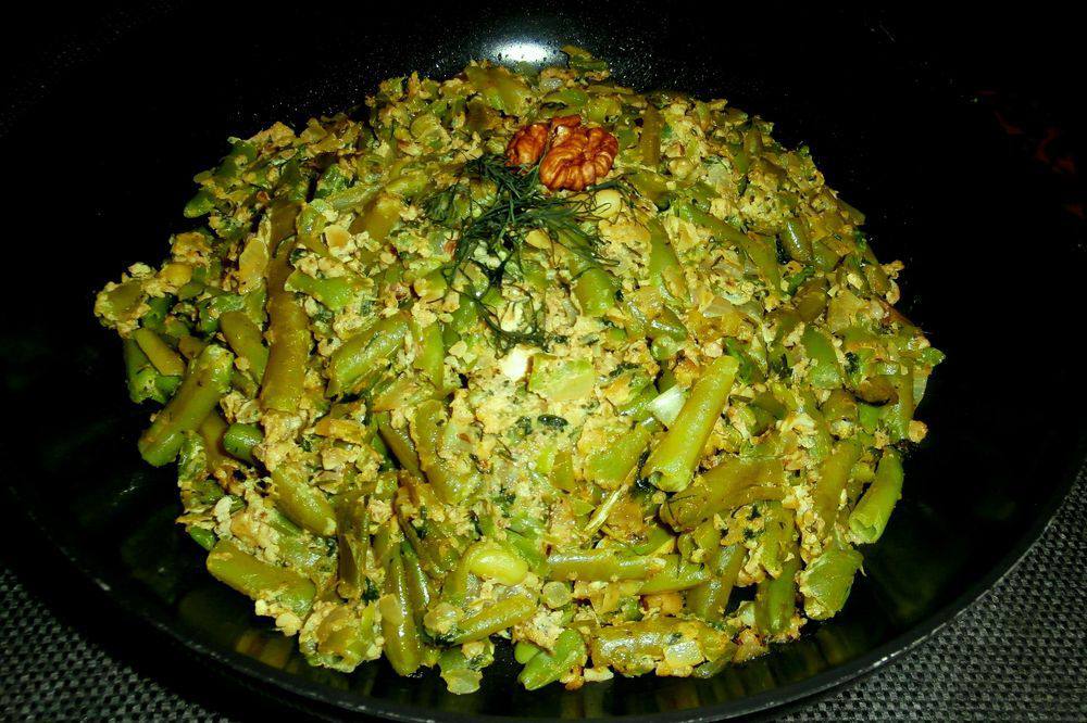 Стручковая фасоль с яйцом и грецким орехом Стручковая фасоль с яйцом и грецким орехом