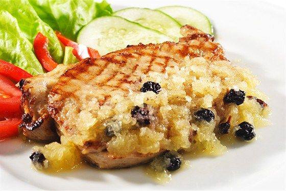 Свинина, маринованная в яблочном уксусе, с яблоками на гриле Свинина, маринованная в яблочном уксусе, с яблоками на гриле