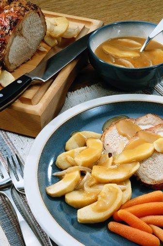 Свинина с пассерованными яблоками, сидром и корицей Свинина с пассерованными яблоками, сидром и корицей