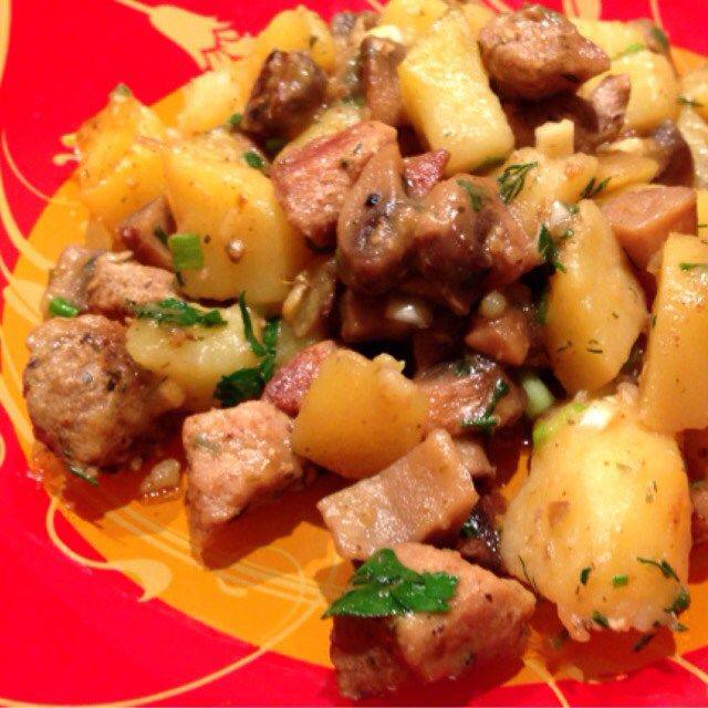Тушеная свинина с шампиньонами и картофелем Тушеная свинина с шампиньонами и картофелем
