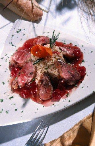 Утка с соусом из сушеной вишни, куриных потрошков и портвейна Утка с соусом из сушеной вишни, куриных потрошков и портвейна