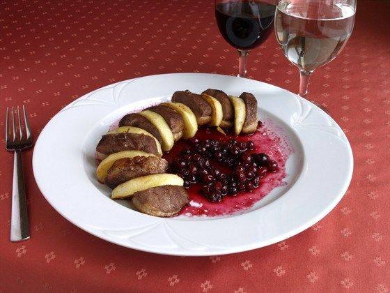 Утка с яблоками и брусничным соусом Утка с яблоками и брусничным соусом