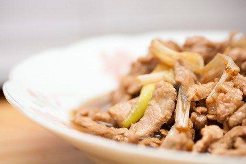 Жареная свинина с пореем (Cong Bao Rou Si) Жареная свинина с пореем (Cong Bao Rou Si)