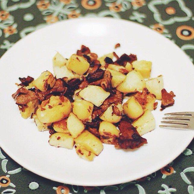 Жареный картофель с лисичками Жареный картофель с лисичками