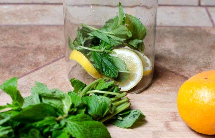 Рецепт Лимонная вода шаг-1