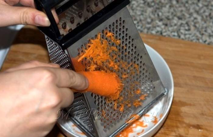 Рецепт Салат из моркови с чесноком шаг-1