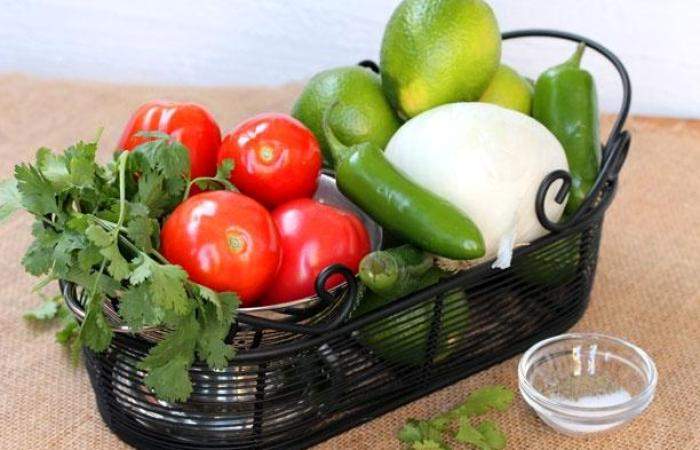Рецепт Салат с помидорами и острым перцем шаг-1