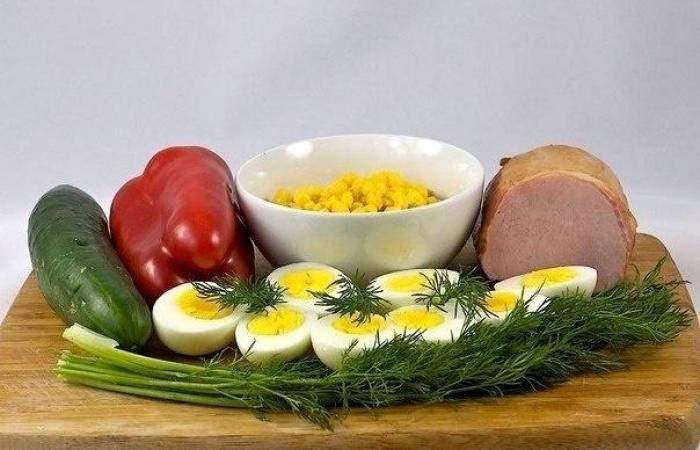 Рецепт Салат с яйцом и ветчиной шаг-1