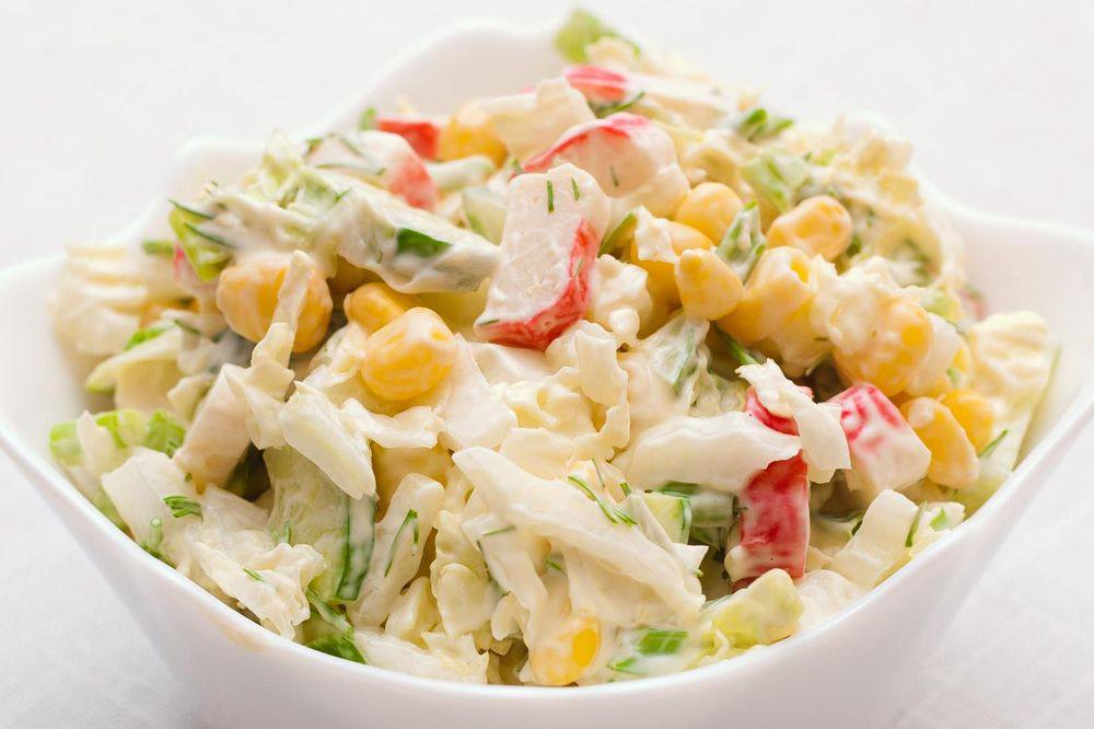 Салат с пекинской капустой и крабовыми палочками Салат с пекинской капустой и крабовыми палочками