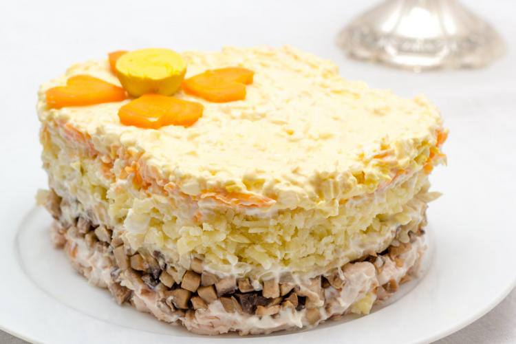 Салат слоеный с копченой куриной грудкой и грибами Салат слоеный с копченой куриной грудкой и грибами