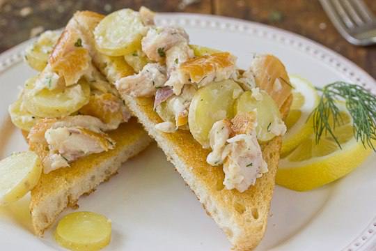Картофельный салат с копченой форелью и специальным соусом Картофельный салат с копченой форелью и специальным соусом