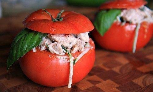 Куриный салат в помидорке Куриный салат в помидорке