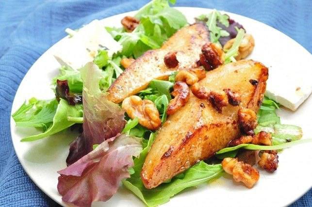 Обжаренная груша с рукколой и листьями салата Обжаренная груша с рукколой и листьями салата