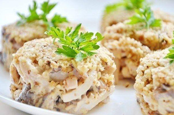 Ореховый салат с кальмарами Ореховый салат с кальмарами