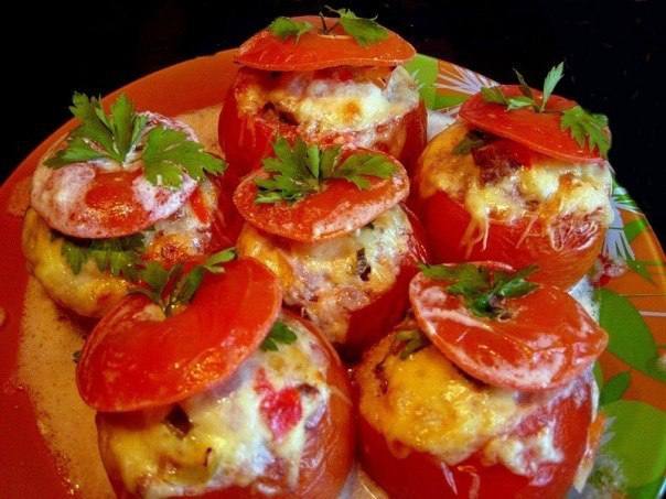 Помидоры, фаршированные мясным салатом Помидоры, фаршированные мясным салатом
