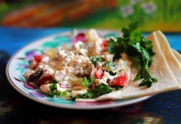 Салат из ананасов, курицы и грибов Салат из ананасов, курицы и грибов