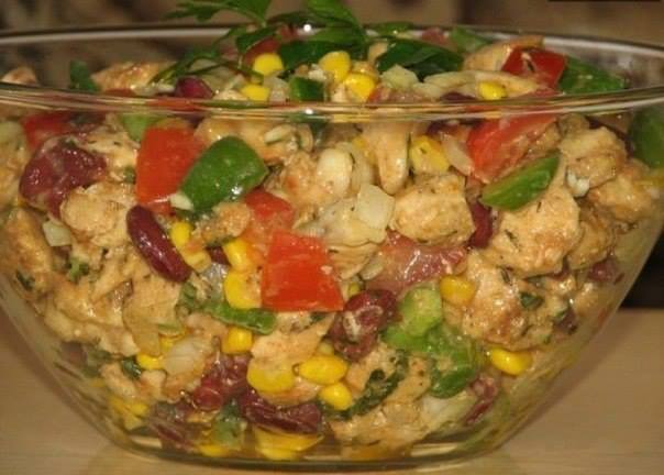 Салат из фасоли, овощей и курицы Салат из фасоли, овощей и курицы