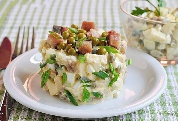 Салат из копченой скумбрии Салат из копченой скумбрии