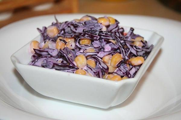 Салат из краснокочанной капусты с кукурузой Салат из краснокочанной капусты с кукурузой