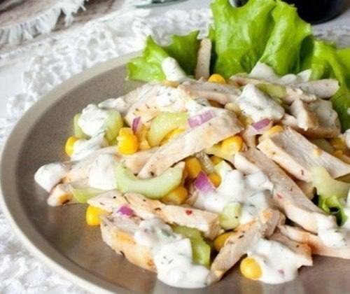 Салат из курицы с огурцом и кукурузой Салат из курицы с огурцом и кукурузой