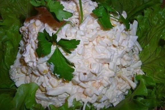 Салат с кальмарами, сыром и кукурузой Салат с кальмарами, сыром и кукурузой