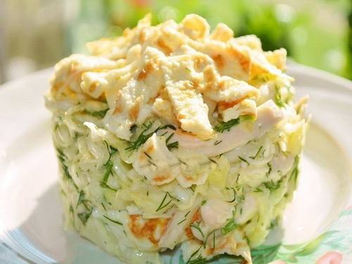 Салат с капустой и яичными блинчиками Салат с капустой и яичными блинчиками