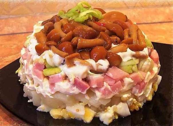 Салат с маринованными опятами Салат с маринованными опятами