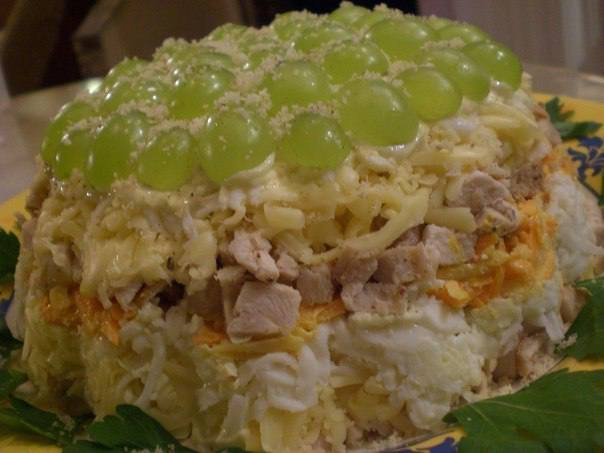Салат слоеный с курицей Салат слоеный с курицей