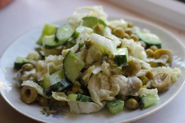 Сырный салат с огурцом и оливками Сырный салат с огурцом и оливками