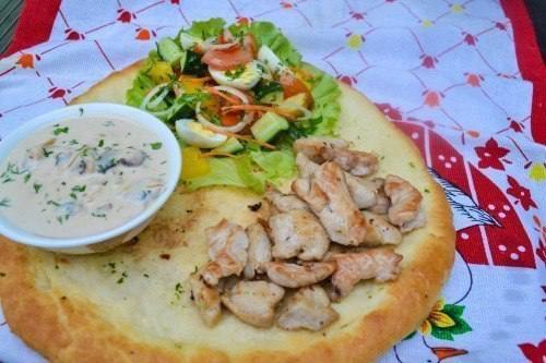 Жареное куриное филе, с салатом, сливочно-грибным соусом, на чесночной лепешке Жареное куриное филе, с салатом, сливочно-грибным соусом, на чесночной лепешке