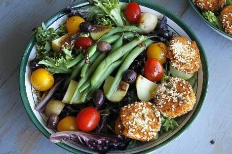 Деревенский салат с козьим сыром Деревенский салат с козьим сыром