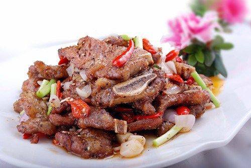 Итальянский салат с маринованной говядиной, красным луком и пармезаном Итальянский салат с маринованной говядиной, красным луком и пармезаном