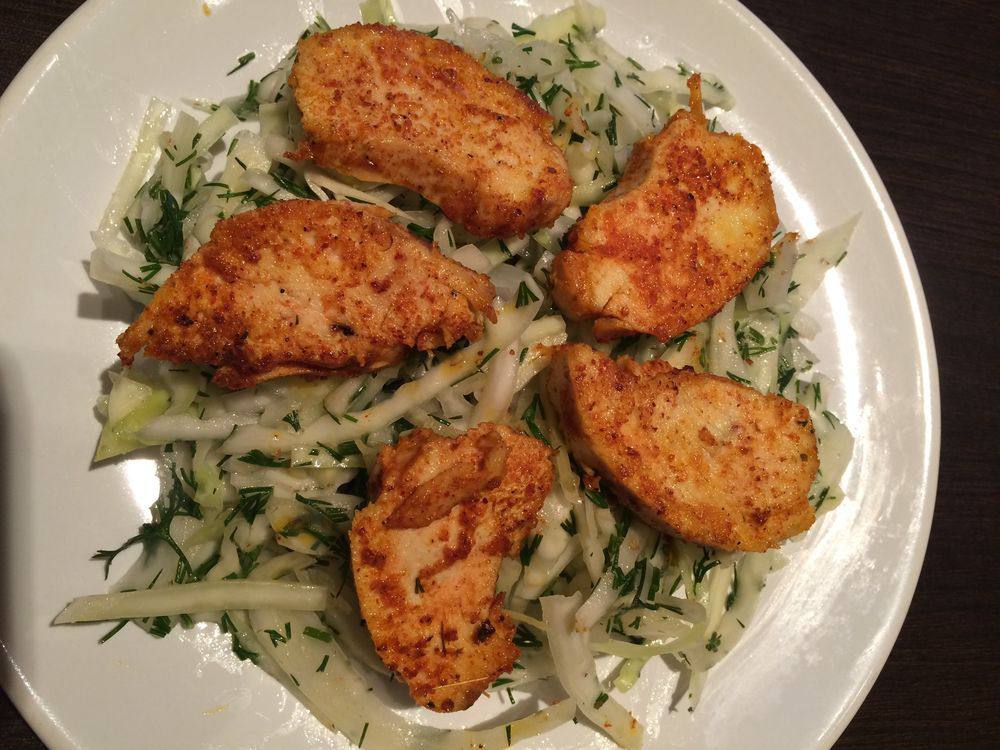 Капустный салат с пряной курицей Капустный салат с пряной курицей