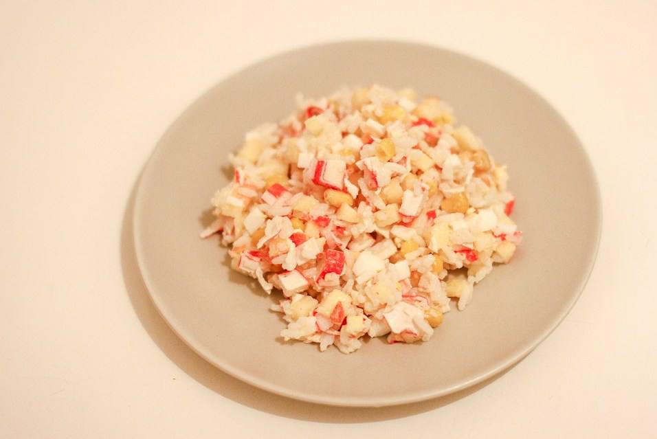 Крабовый салат с яблоками и рисом Крабовый салат с яблоками и рисом