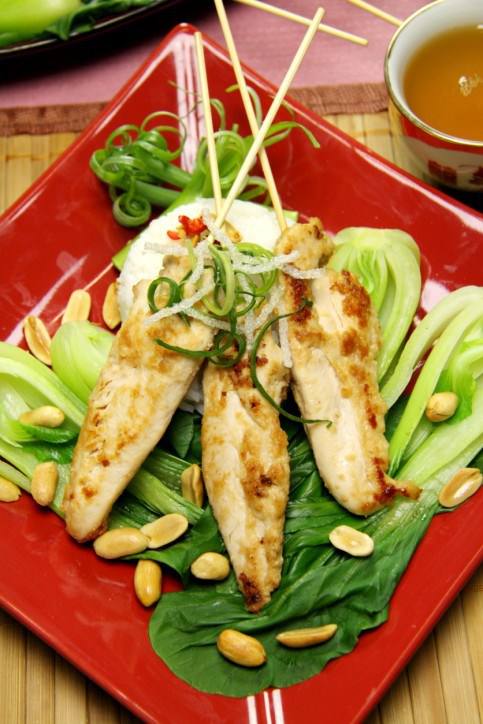 Куриный салат с кедровыми орехами и черносливом Куриный салат с кедровыми орехами и черносливом