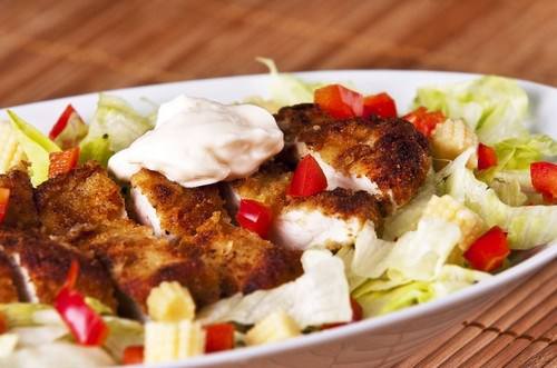 Куриный салат с кумином и петрушкой в йогуртовой заправке Куриный салат с кумином и петрушкой в йогуртовой заправке